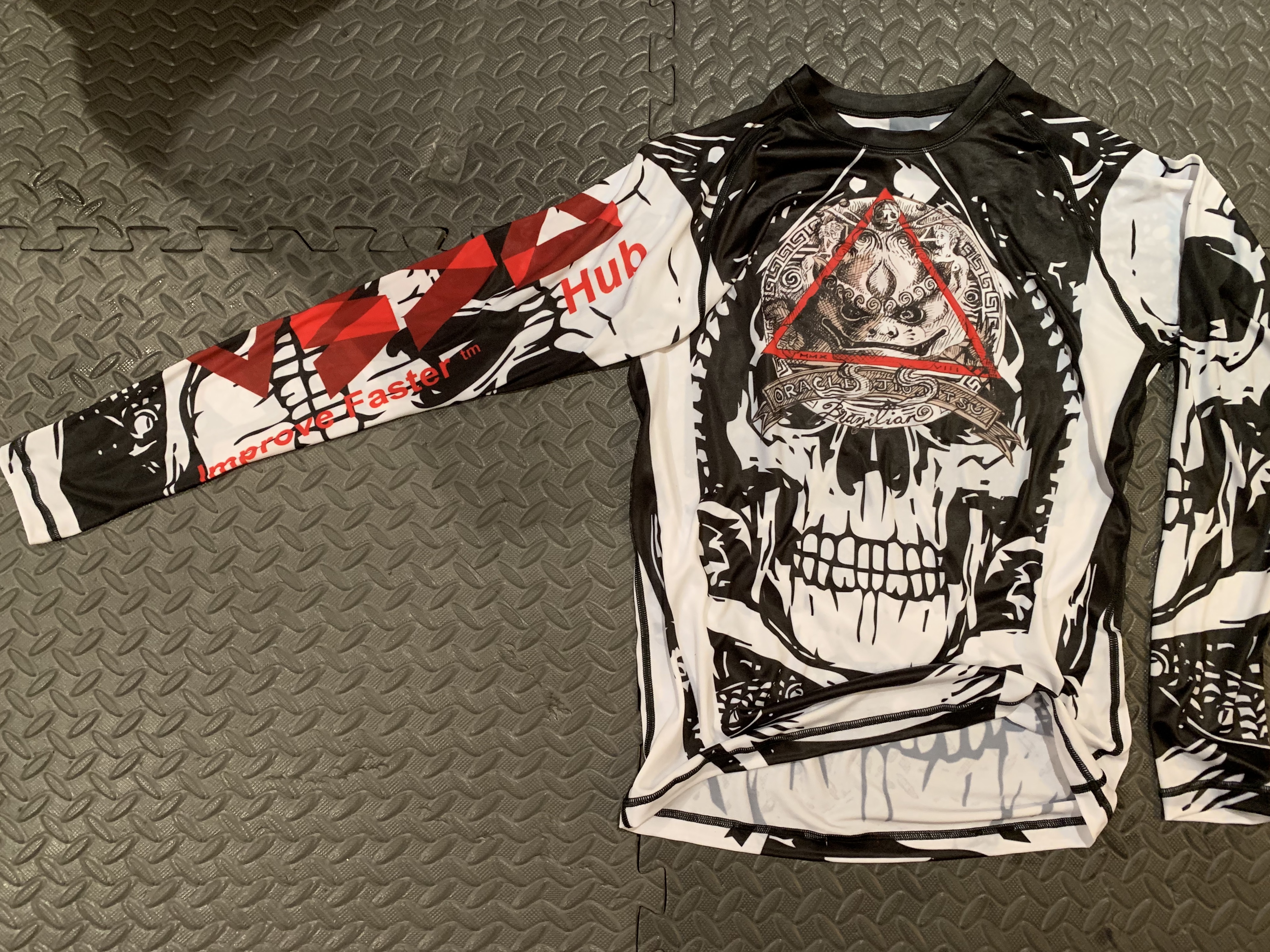 rash guard skulls2 front