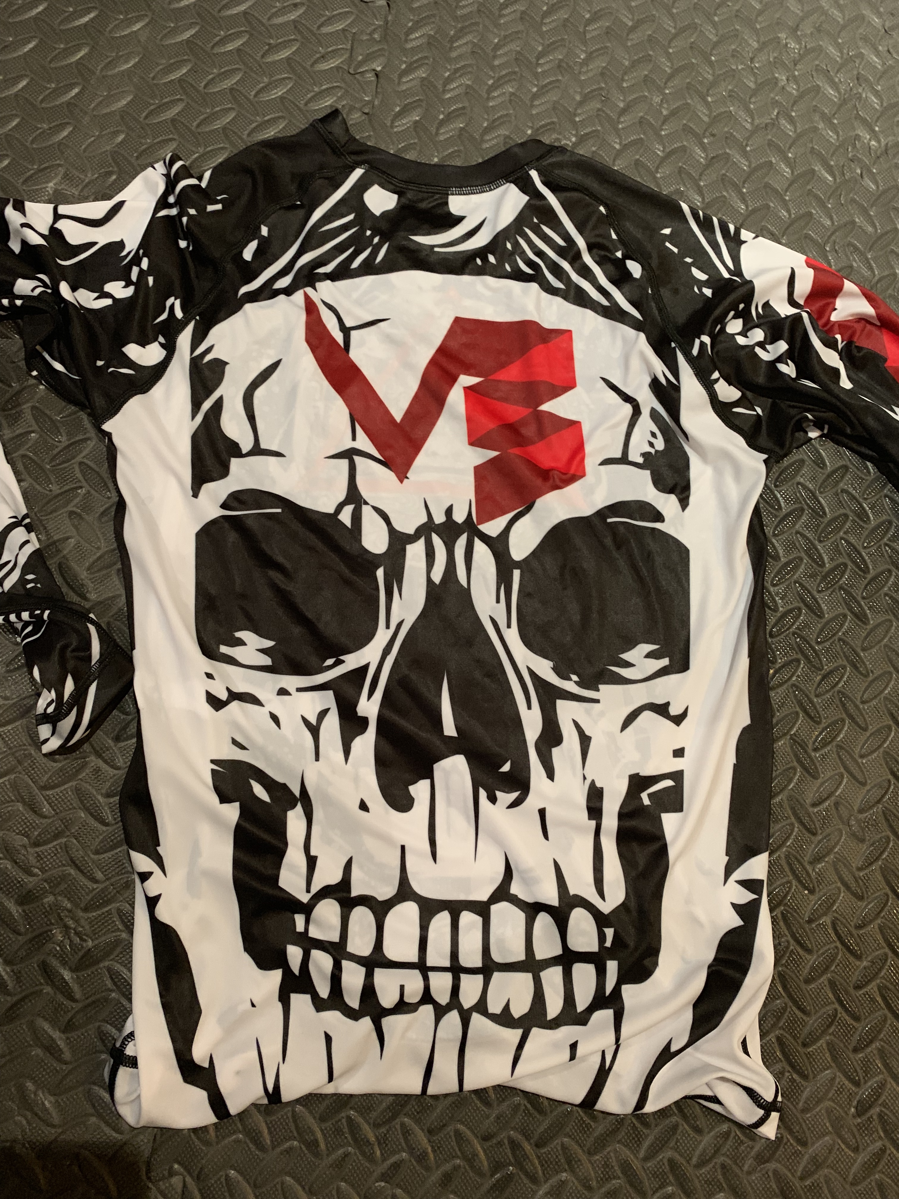 rash guard skulls3